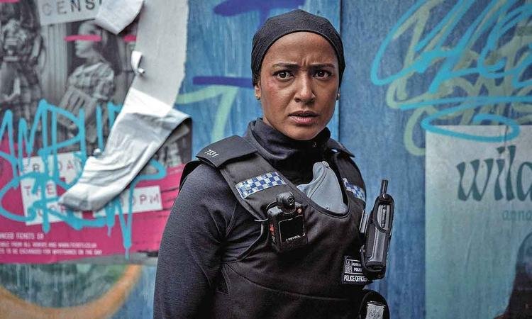 A atriz Amaka Okafor em cena de Corpos
