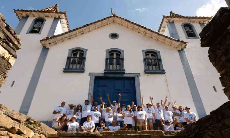 Manifestantes se concentram na entrada da igreja Matriz So Bartolomeu, em Ouro Preto