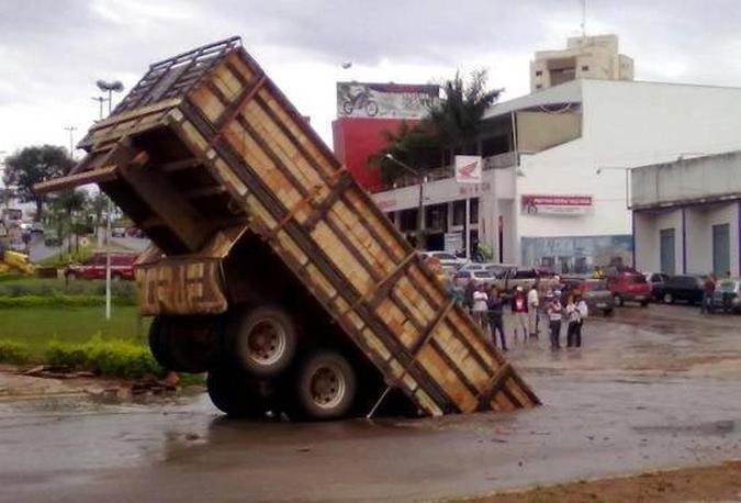 O motorista do caminh�o disse que n�o viu a cratera que se abriu depois da rede de esgoto do munic�pio se romper(foto: Mara Puljiz / Esp.CB / D.A Press)