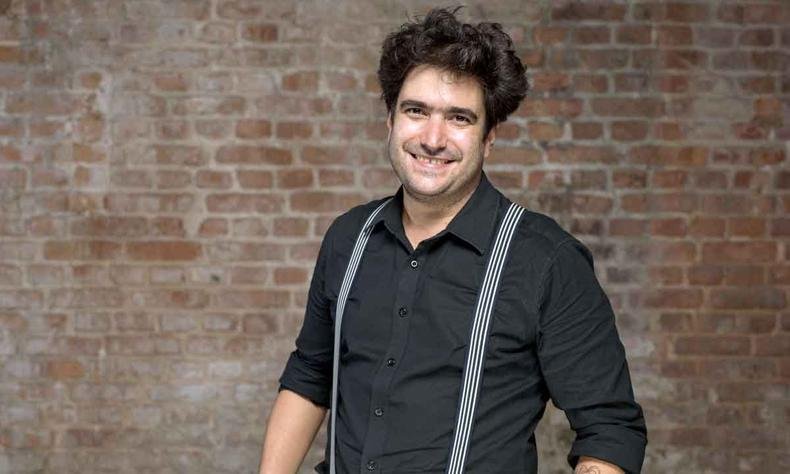 Harold López-Nussa elogia a música brasileira e é fã de Hamilton de Holanda, André Mehmari e do pianista Amaro Freitas(foto: Acervo pessoal) Pianista Harold López-Nussa sorri e olha para a câmera