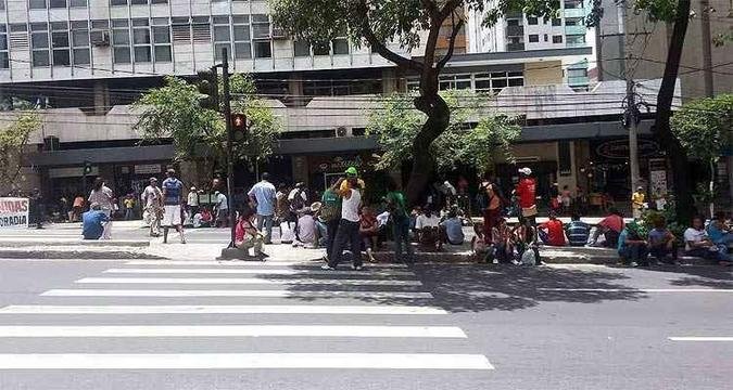 Moradores fecharam a Avenida do Contorno, no Bairro Santo Antônio, após ato na Prefeitura(foto: Gabriella Pacheco/EM/D.A.Press) Moradores fecharam a Avenida do Contorno, no Bairro Santo Antônio, após ato na Prefeitura(foto: Gabriella Pacheco/EM/D.A.Press)