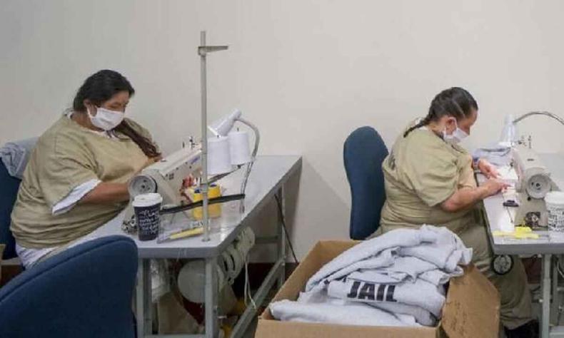 Detentas da Califrnia costuram mscaras contra a covid-19 em abril de 2020
