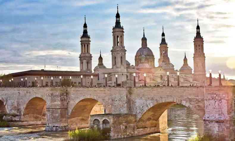 Da Ponte de Pedras, sobre o Rio Ebro, avista-se a bela Basílica da Virgem del Pilar(foto: Zaragoza Turismo/divulgação)