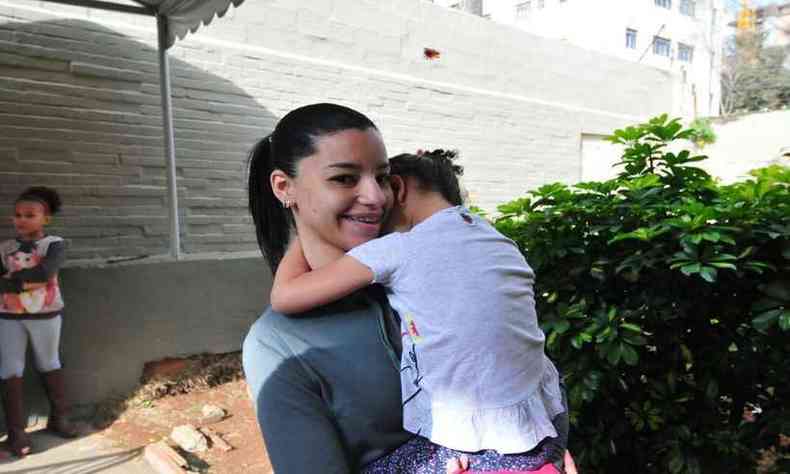 Camila Cruz Silva com a filha Maria Ceclia vacinao no Centro de Sade Nossa Senhora de Ftima, no bairro Serra.(foto: Gladyston Rodrigues/EM/D.A Press)