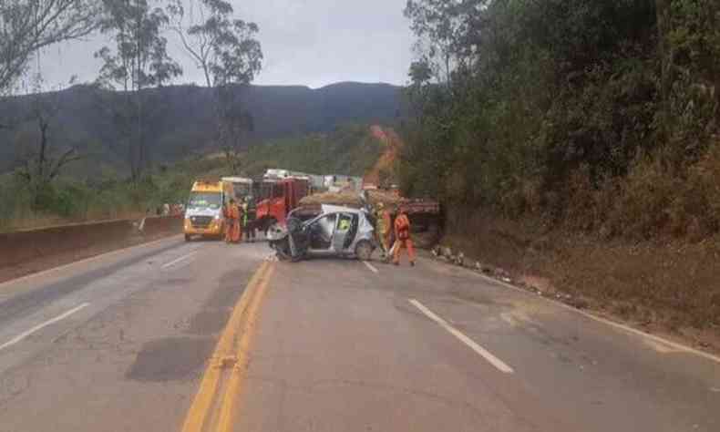 Acidente aconteceu na altura do Km 587 da BR-040, em Itabirito, Regio Central de Minas Gerais(foto: Divulgao/PRF)