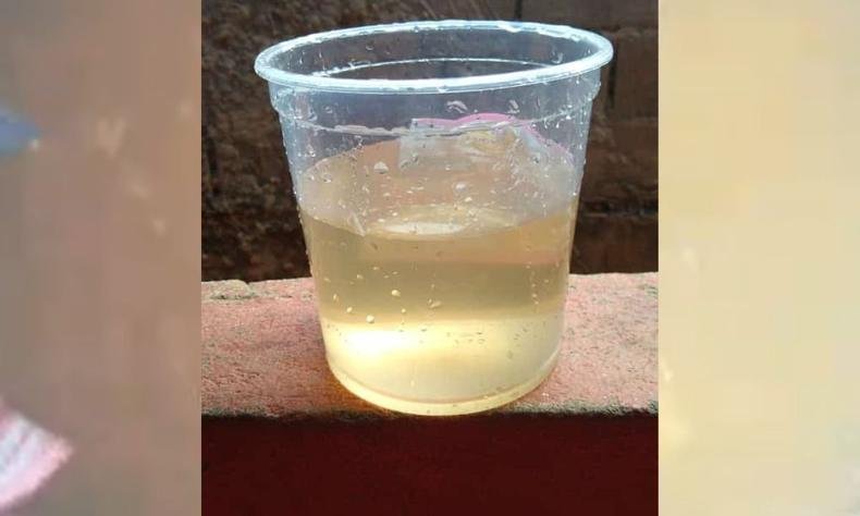 �gua amarelada em copo de pl�stico