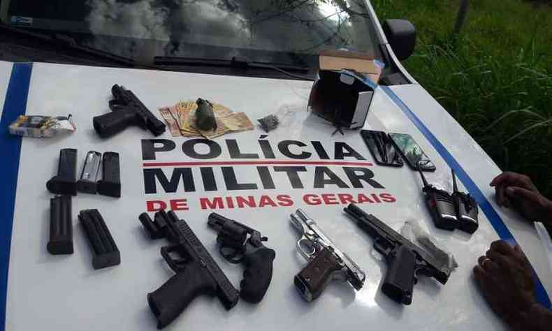 Armas e at uma granada foram apreendidas na operao em Governador Valadares(foto: PMMG)