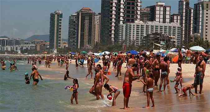 Praias do Rio de Janeiro esto lotadas neste incio do ano por causa das altas temperaturas(foto: ARIEL SUBIR /FUTURA PRESS/FUTURA PRESS/ESTADO CONTEDO)