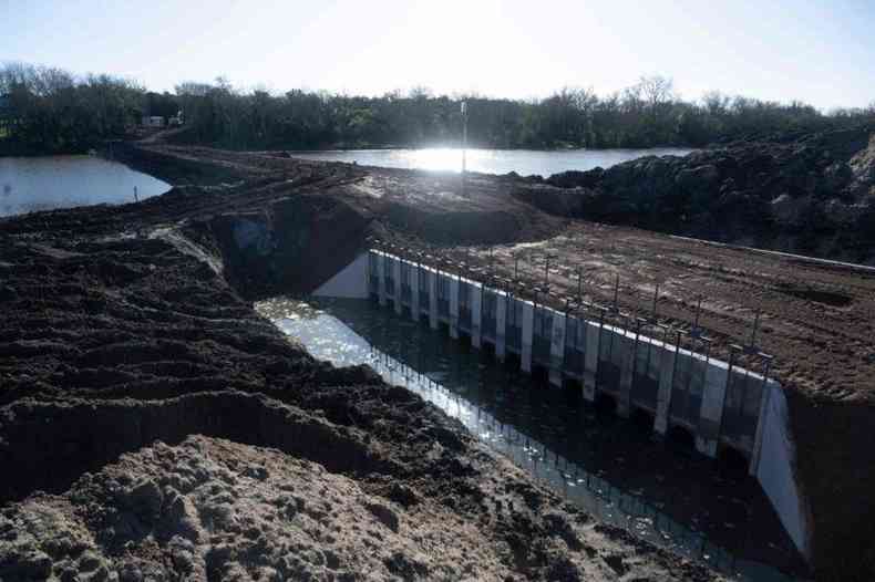 Uruguai construiu s pressas uma nova barragem para conter gua doce, mas devido aos materiais utilizados no ser permanente.