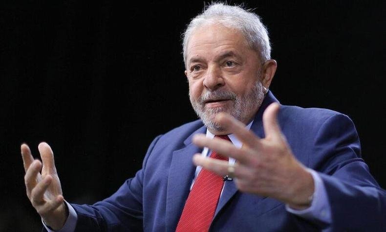 Lula gesticula com as m�os