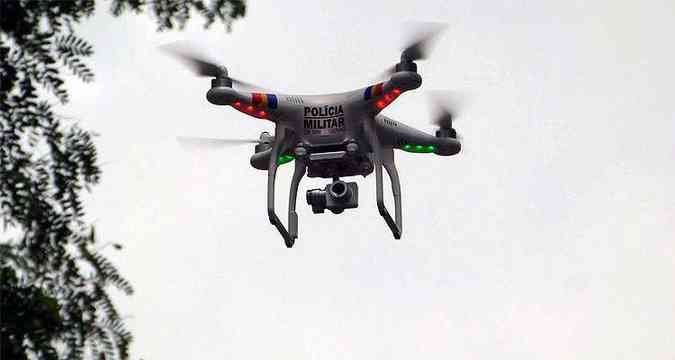 Drone foi usado pela Polcia Militar para flagrar a plantao de maconha em casa dos suspeitos(foto: Polcia Militar/Divulgao)