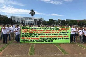 Candidatos protestaram em frente ao Buriti, nesta terça-feira(foto: Divulgação) Candidatos protestaram em frente ao Buriti, nesta terça-feira(foto: Divulgação)