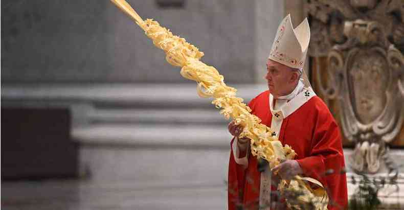  Papa Francisco celebrou a missa do incio da semana santa ontem com a Baslica de So Pedro fechada (foto: Alberto Pizzoli/AFP)
