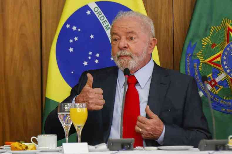 Lula aponta dedo polegar para o alto