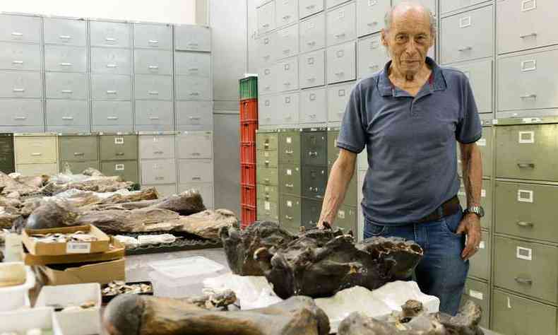 O paleontlogo Cstor Cartelle com fsseis da Glossotherium phoenesis, preguia-gigante que viveu sh cerca de 20 mil anos(foto: Raphael Calixto/PUC Minas/Divulgao)