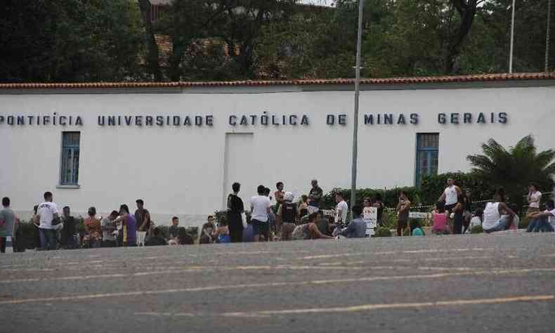 Movimento de alunos na entrada da PUC Minas