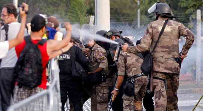 Em 2013, manifestantes foram contidos com spray de pimenta, tiros de balas de borracha e bombas de efeito moral(foto: REUTERS/Alexandre C. Mota)