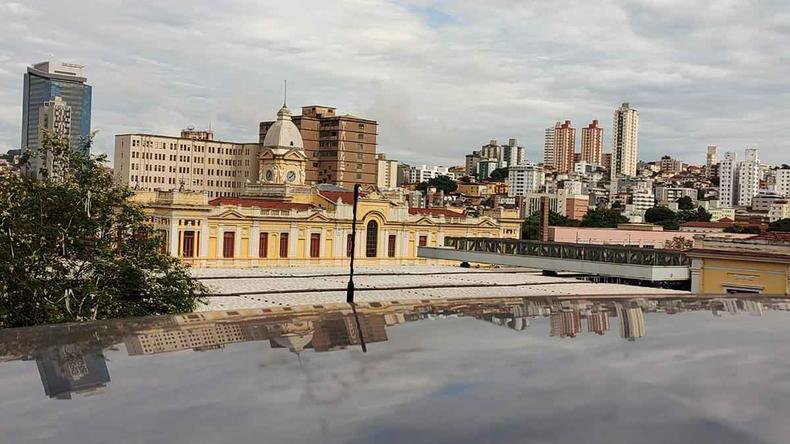 Regio da Praa da Estao, na Regio Centro-Sul: tempo nublado na rea que mais choveu em 2023 estao Central Vista da Rua Sapuca prdios edifcios do centro centro-sul torre da estao central