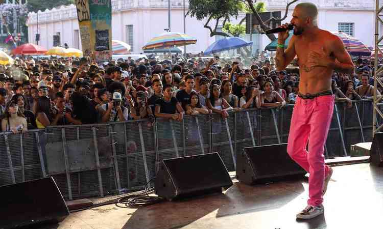 Multido observa  rapper Oreia cantar no palco