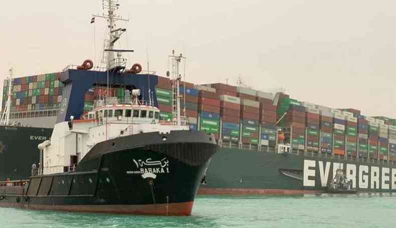 Rebocadores esto tentando movimentar o Ever Given no Canal de Suez desde quarta-feira (24/3)(foto: AFP)