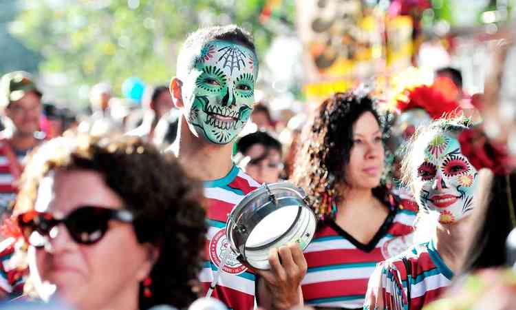 Com os rostos pintados, folies desfilam no Samba Queixinho