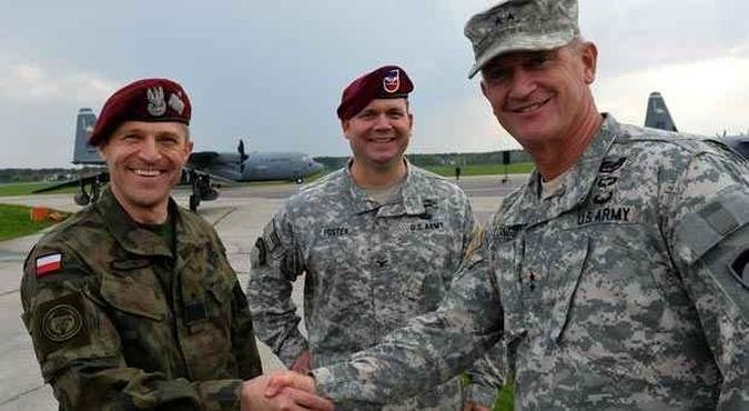 Comandantes da Pol�nia e Estados Unidos juntos em exerc�cio militar in�dito em solo polon�s(foto: JANEK SKARZYNSKI /AFP)