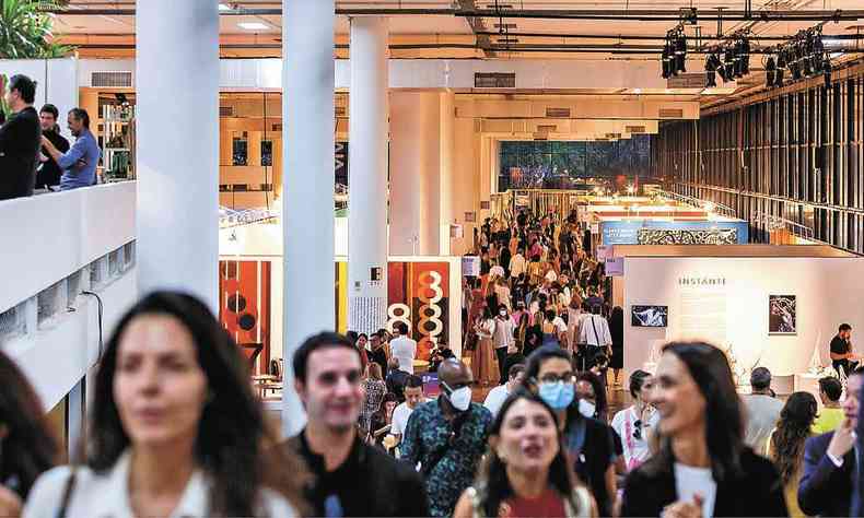 Foto mostra multido no Pavilho da Bienal, em So Paulo, durante a feira SP-Arte 