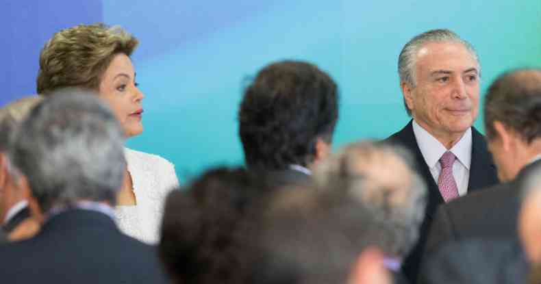 Dilma Rousseff e Michel Temer entre os ministros: presidente disse que as dificuldades enfrentadas pelo governo tm %u201Ccarter passageiro%u201D(foto: LULA MARQUES/AGNCIA PT)