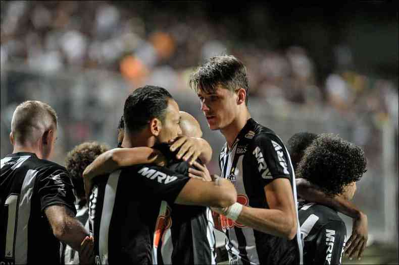 Ricardo Oliveira comemora com os companheiros o gol que deu a vitria ao Atltico contra o Ava (foto: Leandro Couri/EM/D.A Press)