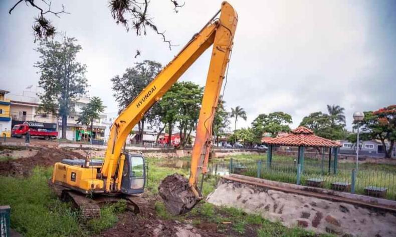 Mquinas trabalham no processo de desassoreamento e limpeza da Lagoinha