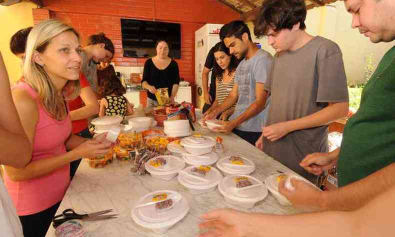 Grupo de amigos do bairro Serra se renem para preparar e distribuir um almoo de natal para moradores de rua de BH(foto: Beto Novaes/EM/D.A Press)