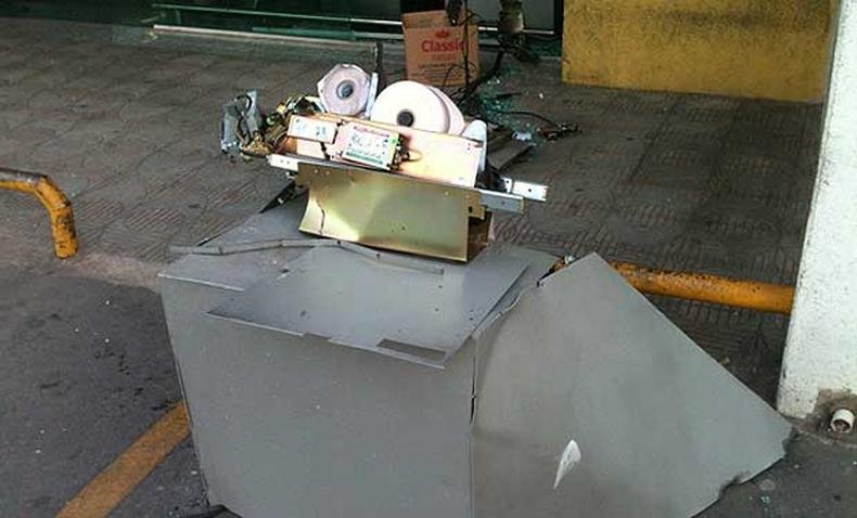 Peda�os do terminal eletr�nico do banco que foi detonado em Sete Lagoas(foto: Marcelo Paiva/setelagoas.com.br)