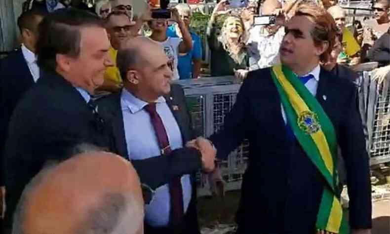 Bolsonaro e o humosrista Mrvio Lcio, o Carioca (foto: Reproduo/Facebook )