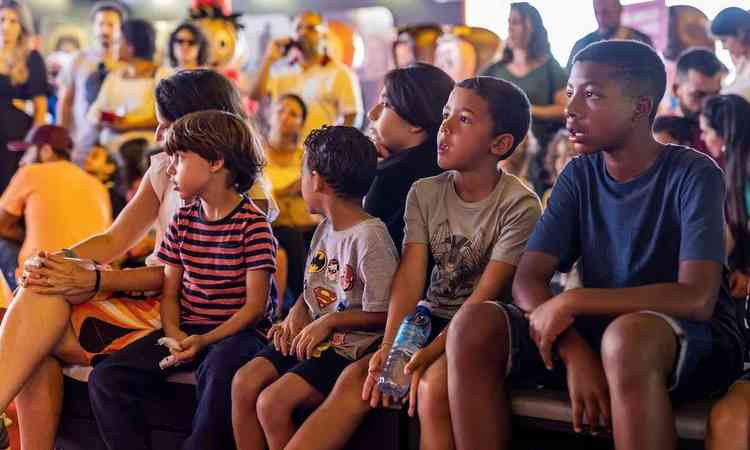 Crianas na plateia do Cine-Tenda, em Tiradentes, assistem atentamente ao filme Chef Jack