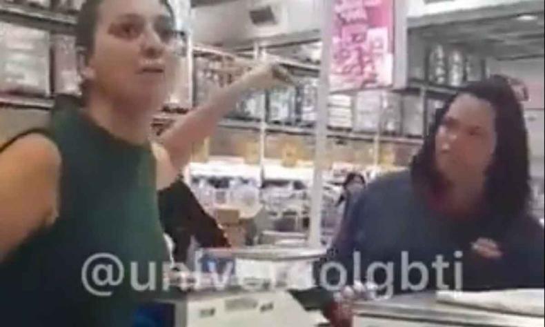 O vídeo do confronto viralizou nas redes sociais.(foto: Reprodução) Reprodução de vídeo mostra a mãe apontando o dedo para outra mulher