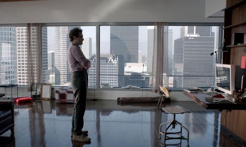 Joaquin Phoenix em cena do filme Ela