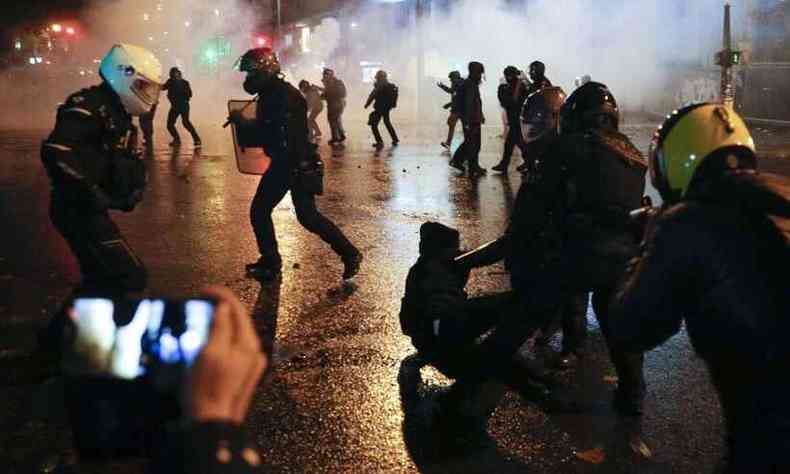 Bombas, gs, incndios formam o cenrio das ruas na Frana(foto: GEOFFROY VAN DER HASSELT / AFP)