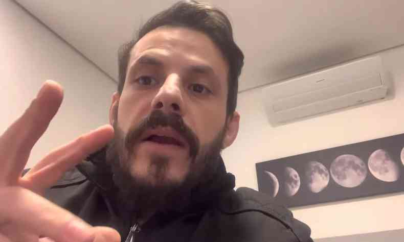 Leandro Mathias, de jaqueta preta, faz um vdeo em formato de selfie