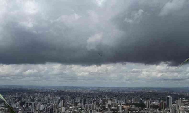 vista panormica da cidade de belo horizonte; cu est carregado 