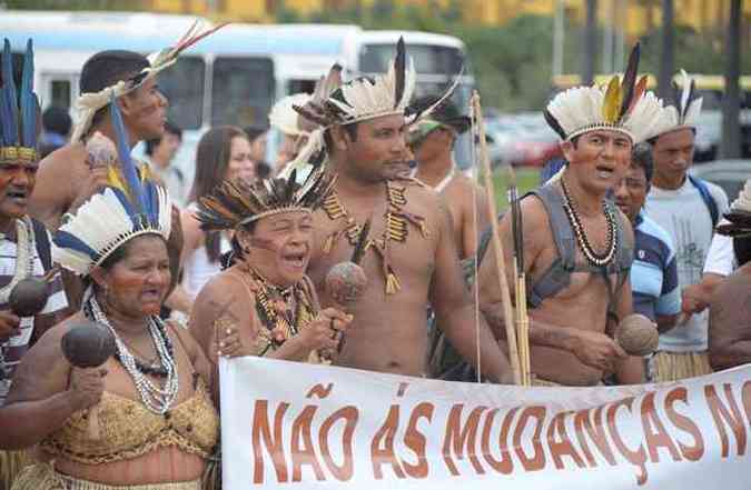 Os indgenas protestar em defesa dos direitos territoriais dos povos indgenas garantidos na Constituio(foto: Evaristo S/AFP)