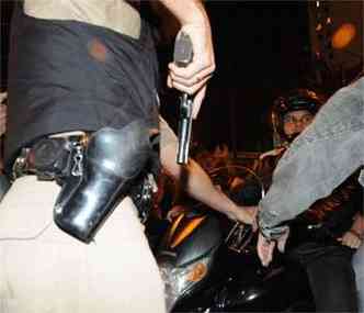 PM sacou arma para conter motociclista que avanou contra os manifestantes(foto: Gladyston Rodrigues/EM/D.A Press)