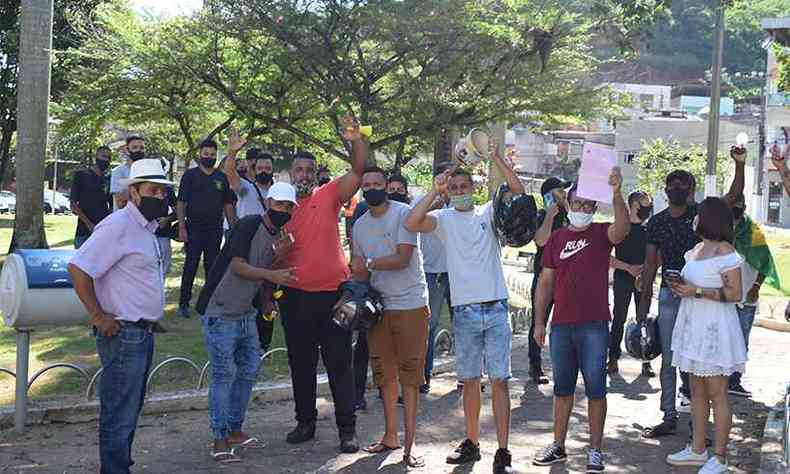Os cabeleireiros fizeram um protesto pacfico na porta da Prefeitura de Timteo e depois foram recebidos na Secretaria de Desenvolvimento e Turismo(foto: Prefeitura Municipal de Timteo/Divulgao)