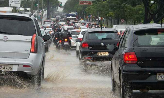 Poça d'água atrapalha motoristas na Avenida Antônio Carlos, ao lado da UFMG, no sentido Centro(foto: Gladyston Rodrigues/EM/DA Press) Poça d'água atrapalha motoristas na Avenida Antônio Carlos, ao lado da UFMG, no sentido Centro(foto: Gladyston Rodrigues/EM/DA Press)