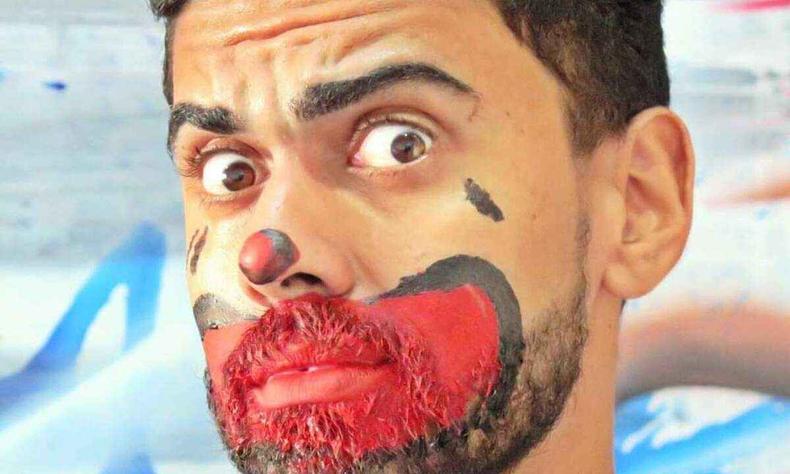 Grafiteiro Nilo Zack com maquiagem de palhao