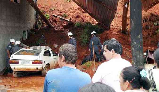 Um carro tambm ficou parcialmente soterrado no incidente(foto: Prefeitura de Lambari/Divulgao)