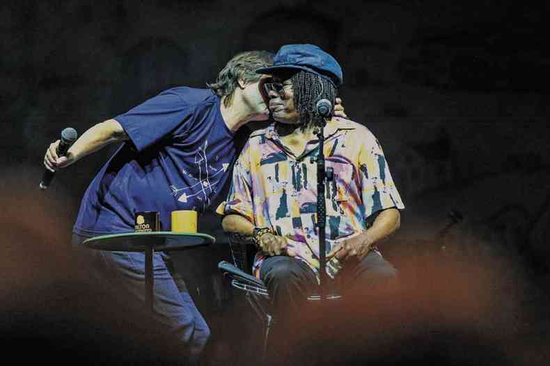 L Borges beija Milton Nascimento durante show