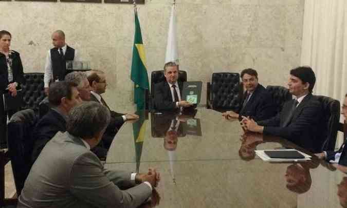 Projeto da Lei de Diretrizes Oramentrias foi entregue pelo governo durante encontro com deputados na Assembleia Legislativa(foto: ALMG/Reproduo)