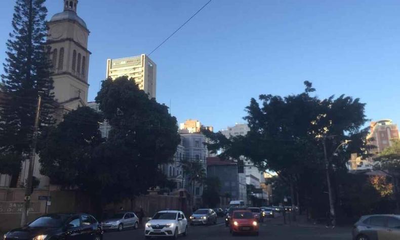 Com temperaturas amenas e tempo seco, clima permanece estável em Belo Horizonte(foto: Edésio Ferreira/EM/D.A Press) Céu azul, árvores e carros em rua de Belo Horizonte