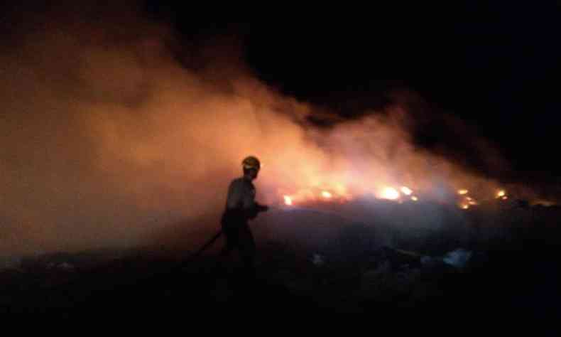 Bombeiros combatem incndio em Bom Despacho h mais de 18 horas(foto: Corpo de Bombeiros/Divulgao)