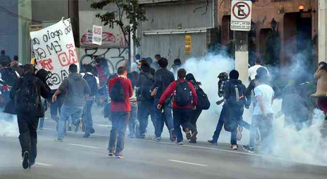 Metrovirios e apoiadores dos grevistas foram dispersados com bombas de gs lacrimogneo pela PM na manh desta segunda-feira(foto: AFP PHOTO/NELSON ALMEIDA )